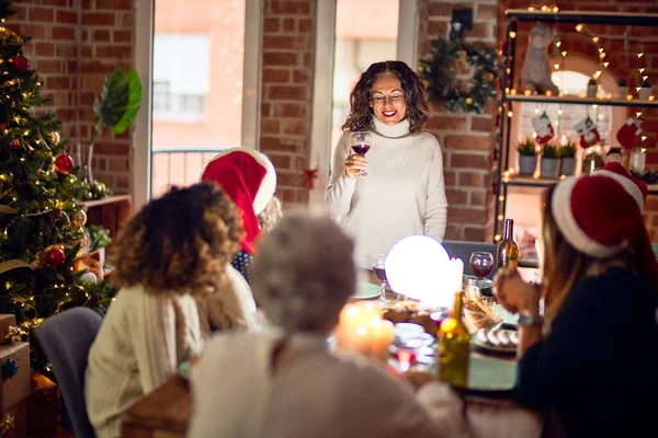 Mooie Groep Vrouwen Die Blij Zelfverzekerd Glimlachen Een Van Hen — Stockfoto