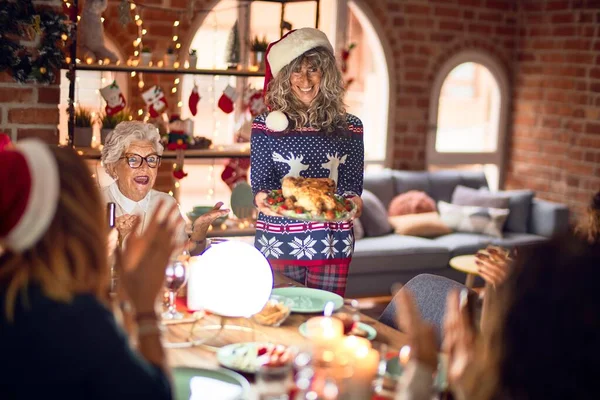 一群漂亮的女人开心而自信地微笑着 在家里放烤火鸡庆祝圣诞节 — 图库照片