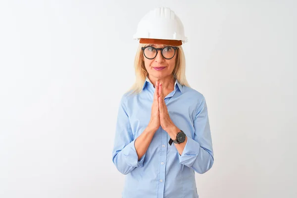 Arquitecta Mediana Edad Con Gafas Casco Sobre Fondo Blanco Aislado —  Fotos de Stock