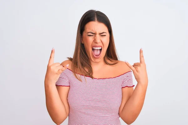 Retrato Una Hermosa Joven Pie Sobre Fondo Blanco Aislado Gritando —  Fotos de Stock