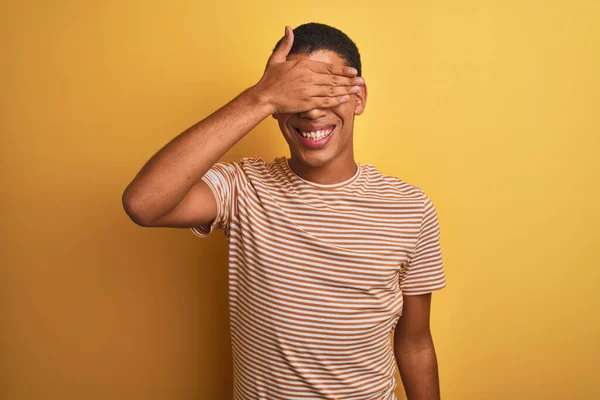 Joven Hombre Árabe Guapo Con Camiseta Rayas Pie Sobre Fondo —  Fotos de Stock