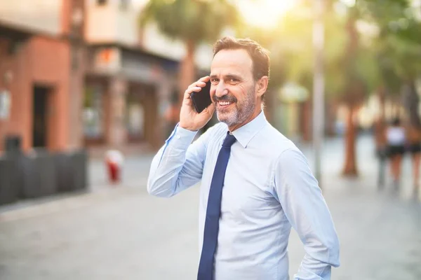 Medioevo Bell Uomo Affari Che Parla Sullo Smartphone Sorridendo — Foto Stock