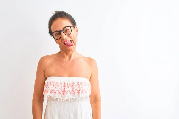 Mujer Mediana Edad Con Vestido Casual Gafas Pie Sobre Fondo —  Fotos de Stock