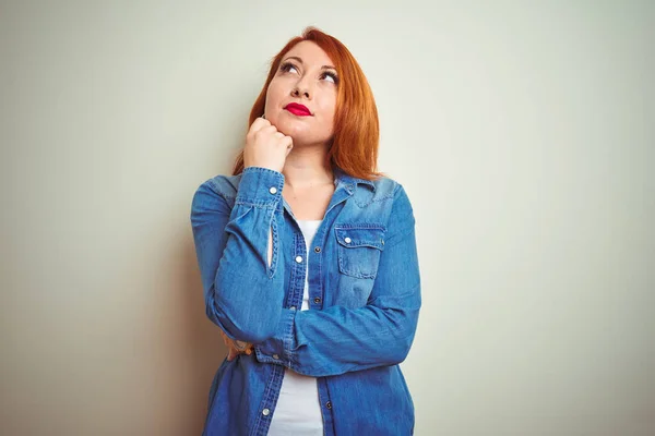 Junge Schöne Rothaarige Frau Jeanshemd Die Über Weißem Isoliertem Hintergrund — Stockfoto