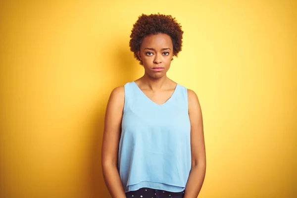 Mooie Afro Amerikaanse Vrouw Draagt Elegant Shirt Geïsoleerde Gele Achtergrond — Stockfoto