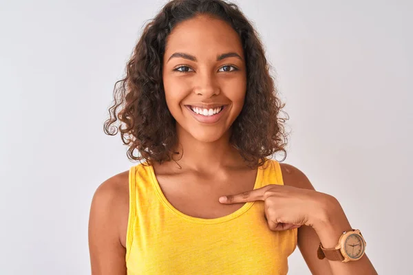 Jovem Brasileiro Mulher Vestindo Shirt Sobre Isolado Branco Fundo Com — Fotografia de Stock