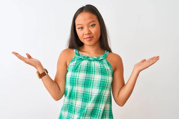 Junge Chinesin Grünem Kleid Steht Ratlos Und Verwirrt Mit Erhobenen — Stockfoto