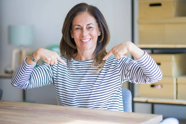 Mujer Mayor Mediana Edad Sentada Mesa Casa Con Cara Sonrisa —  Fotos de Stock