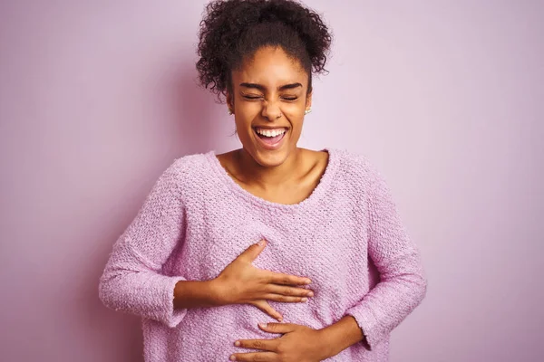 Joven Mujer Afroamericana Vistiendo Suéter Invierno Pie Sobre Fondo Rosa — Foto de Stock