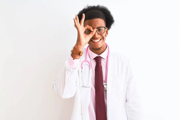 Joven Afroamericano Médico Hombre Usando Estetoscopio Rosa Sobre Fondo Blanco — Foto de Stock