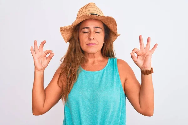 Mulher Madura Meia Idade Usando Chapéu Verão Sobre Fundo Isolado — Fotografia de Stock