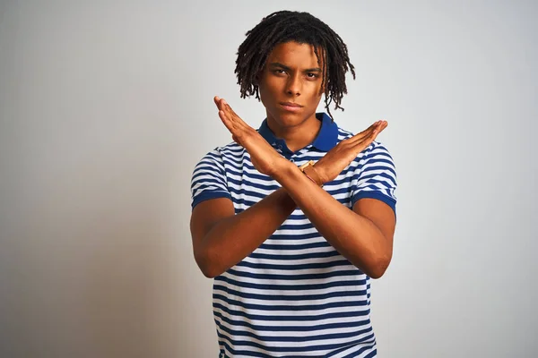 Homem Afro Com Dreadlocks Vestindo Pólo Azul Listrado Sobre Fundo — Fotografia de Stock