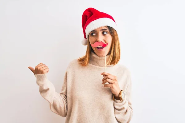 Hermosa Pelirroja Con Sombrero Navidad Con Bigote Fingido Sobre Fondo —  Fotos de Stock