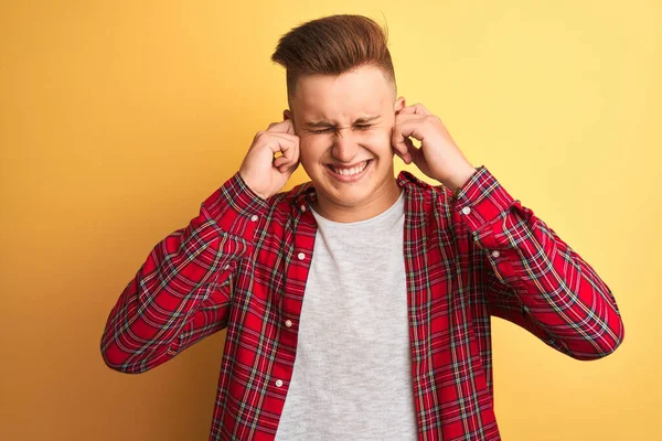 Junger Gutaussehender Mann Lässigem Hemd Der Vor Isoliertem Gelben Hintergrund — Stockfoto