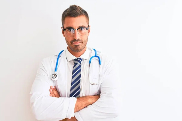 Joven Médico Guapo Que Usa Estetoscopio Sobre Fondo Aislado Escéptico —  Fotos de Stock