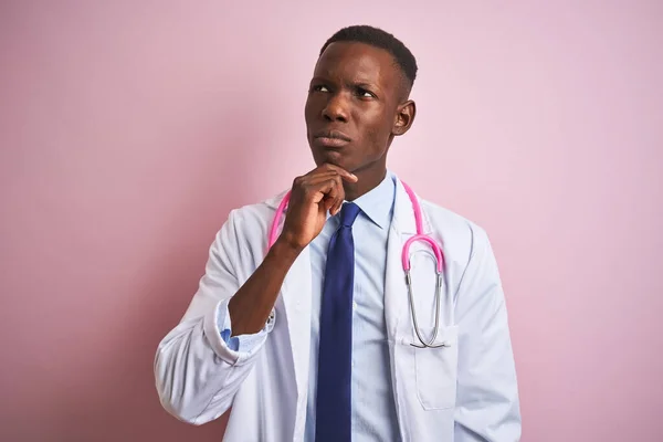 Médico Afro Americano Vestindo Estetoscópio Sobre Fundo Rosa Isolado Com — Fotografia de Stock
