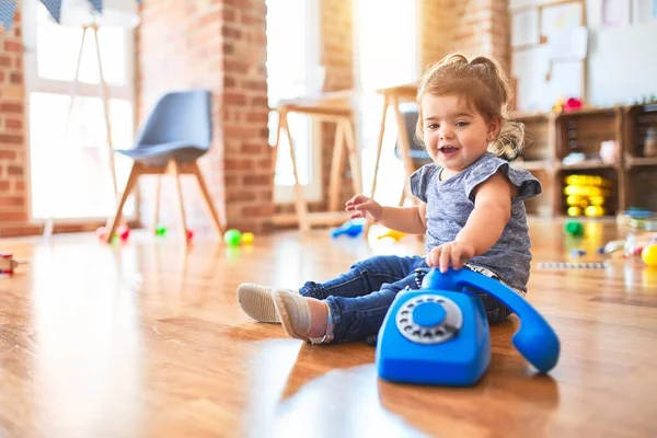 Güzel Çocuk Anaokulunda Yerde Oturmuş Antika Bir Telefonla Oynuyor — Stok fotoğraf