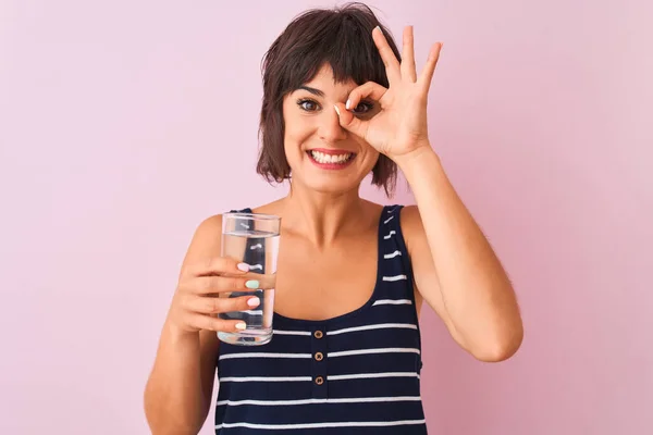 Ung Vacker Kvinna Som Håller Glas Vatten Stående Över Isolerad — Stockfoto