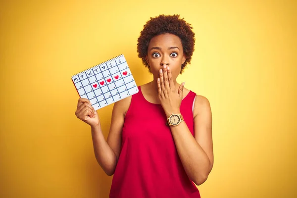 Jonge Afro Amerikaanse Vrouw Met Menstruatiekalender Geïsoleerde Gele Achtergrond Bedek — Stockfoto