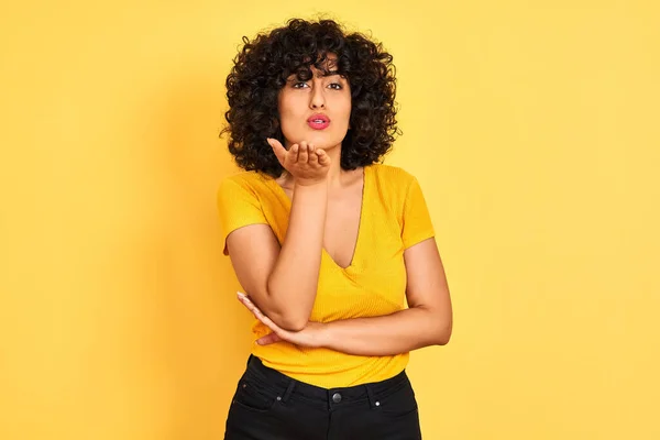 Ung Arabiska Kvinna Med Lockigt Hår Bär Shirt Stående Över — Stockfoto