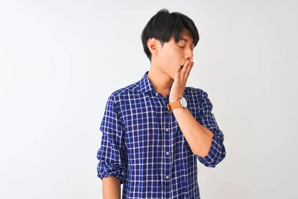 Joven Hombre Chino Con Camisa Azul Casual Pie Sobre Fondo — Foto de Stock