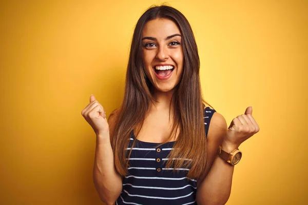 Jovem Bela Mulher Vestindo Camiseta Listrada Sobre Fundo Amarelo Isolado — Fotografia de Stock