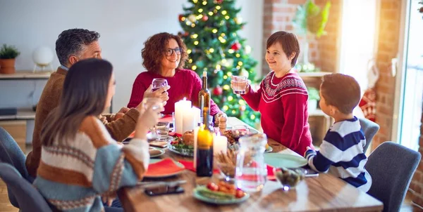 Mooie Familie Glimlachend Gelukkig Vol Vertrouwen Viering Een Van Hen — Stockfoto