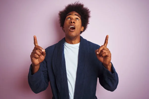 Jonge Afro Amerikaanse Man Met Een Pyjama Een Geïsoleerde Roze — Stockfoto