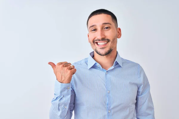 Joven Hombre Negocios Guapo Pie Sobre Fondo Aislado Sonriendo Con —  Fotos de Stock