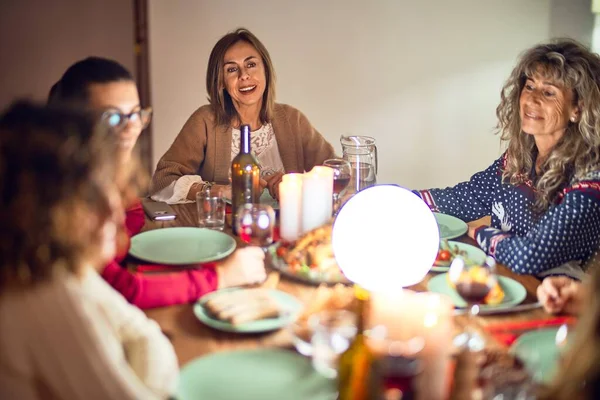 행복하고 자신감 아름다운 무리의 여성들 추수감사절을 집에서 기념하기 칠면조를 — 스톡 사진