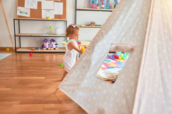 Schöne Kaukasische Säugling Spielt Mit Spielzeug Bunten Spielzimmer Fröhlich Und — Stockfoto