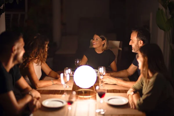 Bella Famiglia Cena Parlando Sorridendo Alla Terrazza — Foto Stock