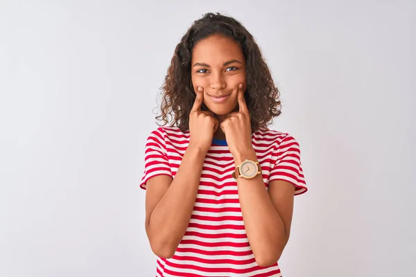 赤のストライプのTシャツを着た若いブラジル人女性が孤立した白い背景の上に立って笑顔を開いて口 指を指して明るい笑顔を強制 — ストック写真