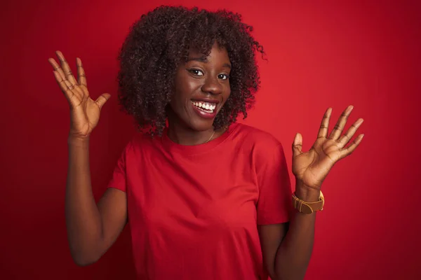 Mujer Afro Africana Joven Con Camiseta Pie Sobre Fondo Rojo — Foto de Stock
