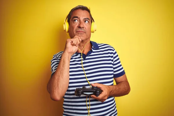 Orta Yaşlı Bir Adam Video Oyunu Oynuyor Kulaklık Takıyor Sarı — Stok fotoğraf
