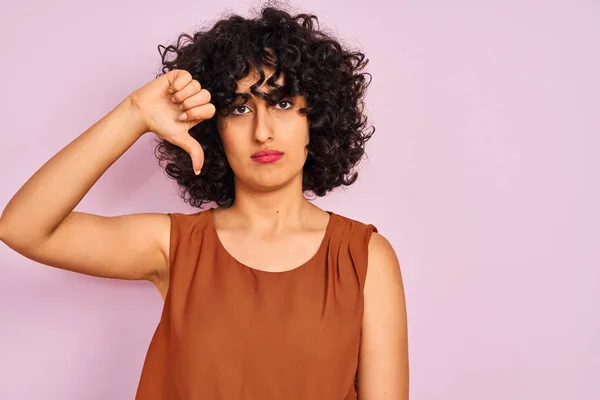 Junge Araberin Mit Lockigem Haar Trägt Shirt Über Isoliertem Rosa — Stockfoto