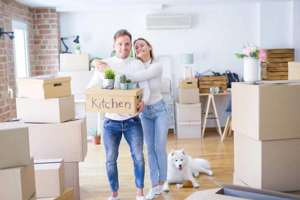 Jovem Casal Bonito Com Cão Movimento Caixas Papelão Nova Casa — Fotografia de Stock