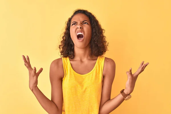 Mujer Brasileña Joven Con Camiseta Pie Sobre Fondo Amarillo Aislado — Foto de Stock