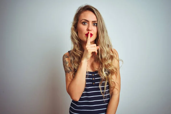 Joven Hermosa Mujer Con Rayas Camiseta Pie Sobre Fondo Blanco — Foto de Stock