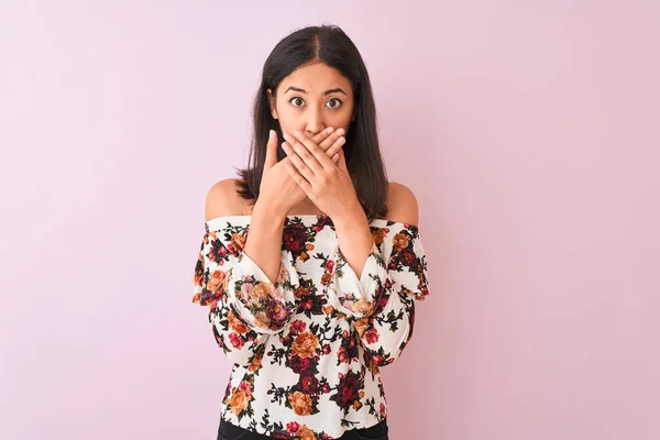 Giovane Donna Cinese Indossa Shirt Floreale Piedi Sopra Isolato Sfondo — Foto Stock