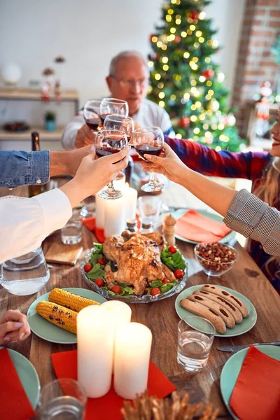 笑顔と自信に満ちた美しい家族会議 自宅でクリスマスを祝うワインのカップとロースト七面鳥のトーストを食べる — ストック写真