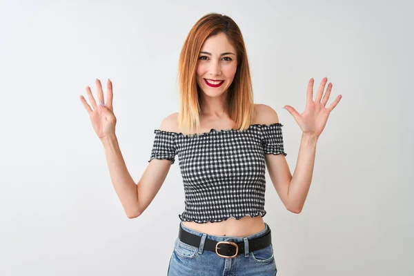 Mulher Ruiva Bonita Vestindo Camiseta Casual Sobre Fundo Branco Isolado — Fotografia de Stock