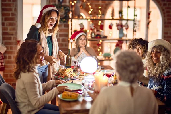 一群漂亮的女人开心而自信地微笑着 在家里切烤火鸡庆祝圣诞节 — 图库照片