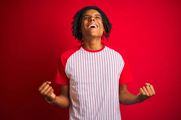 Afro Man Dreadlocks Wearing Striped Shirt Standing Isolated Red Background — Stock Photo, Image