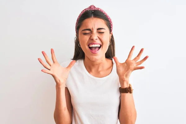 Jovem Mulher Bonita Vestindo Shirt Casual Diadema Sobre Fundo Branco — Fotografia de Stock