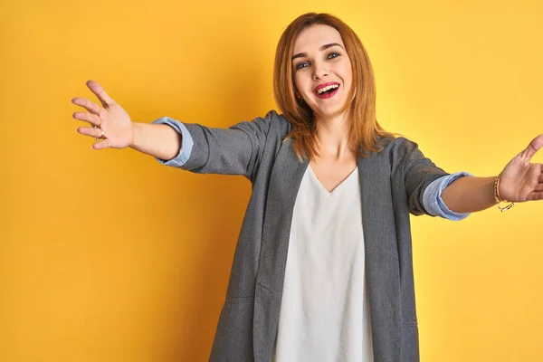 Mulher Negócios Caucasiana Ruiva Sobre Fundo Amarelo Isolado Olhando Para — Fotografia de Stock