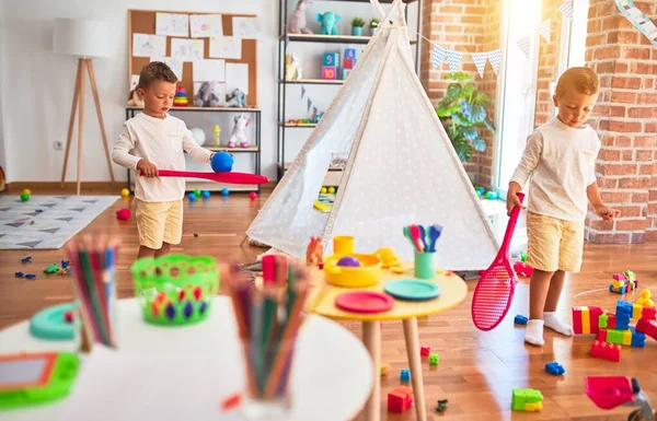 Entzückende Blonde Zwillinge Spielen Kindergarten Jede Menge Spielzeug — Stockfoto