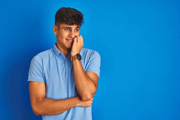 Молодий Індійський Чоловік Повсякденному Поло Стоїть Над Ізольованим Синім Тлом — стокове фото