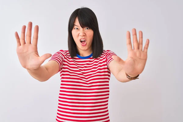 Jonge Mooie Chinese Vrouw Draagt Rood Gestreepte Shirt Geïsoleerde Witte — Stockfoto