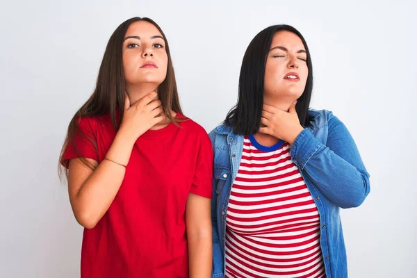 Mujeres Hermosas Jóvenes Que Usan Ropa Casual Pie Sobre Fondo — Foto de Stock